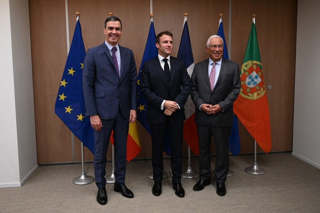 Premierul spaniol, Pedro Sancez, premierul portughez, António Costa și președintele francez Emanuel Macron, la întâlnirea de la Bruxelles. Discuții despre transportul gazului iberic spre nordul Europei