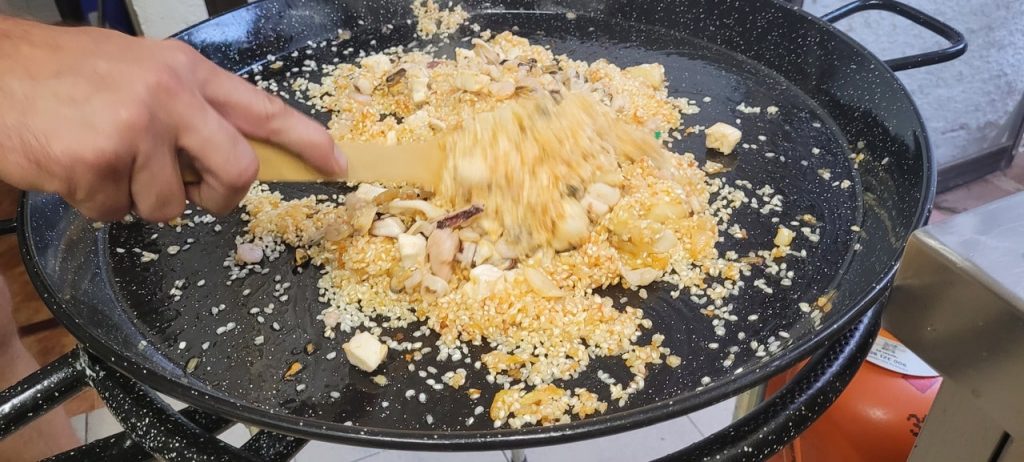 Se Adaugă orezul rețeta paella de Marisca pentru călire. 