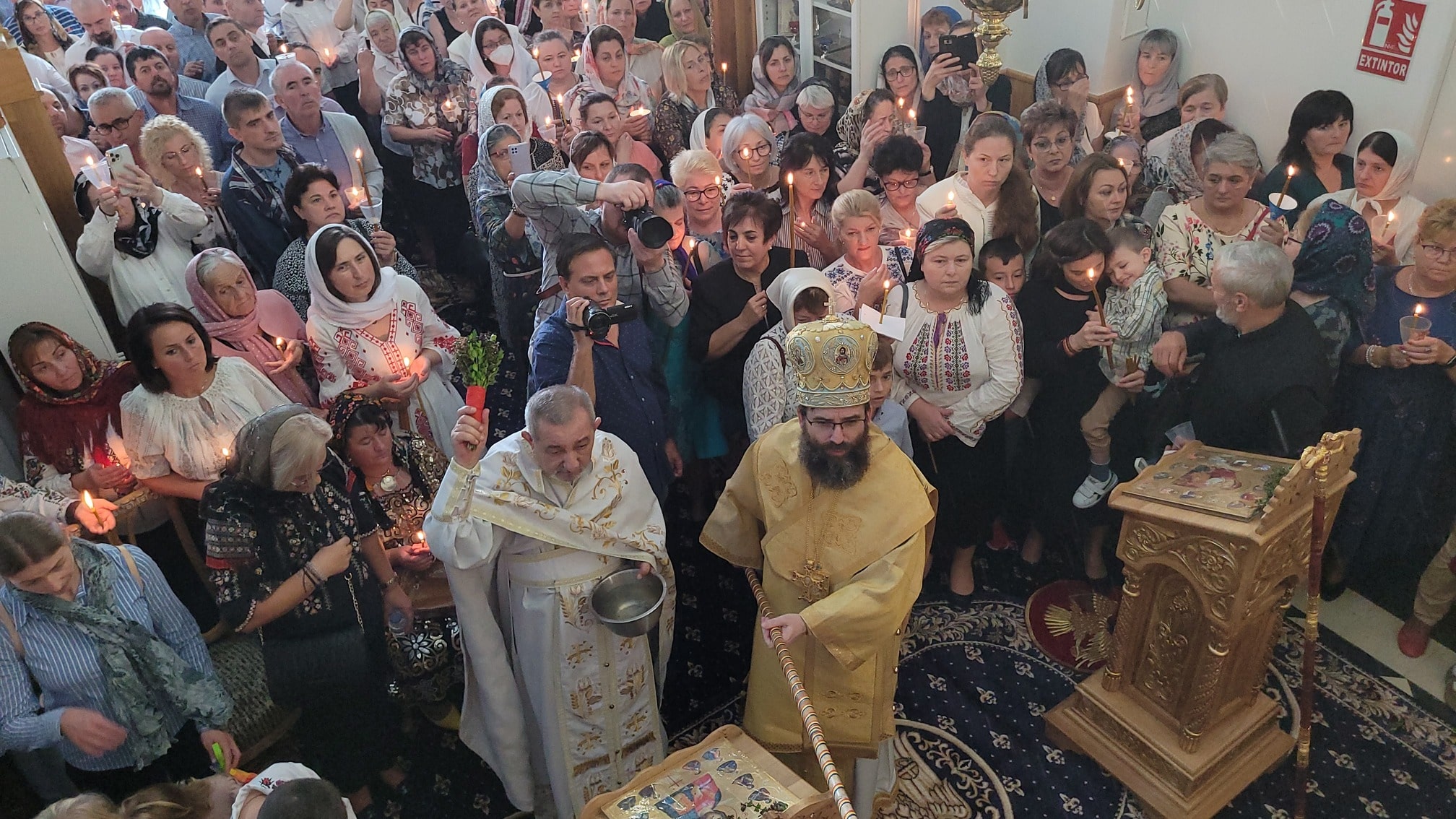 PS Timotei si Preotul Paroh Gabriel sfintesc prima Biserica Ortodoxa Romana din Valencia