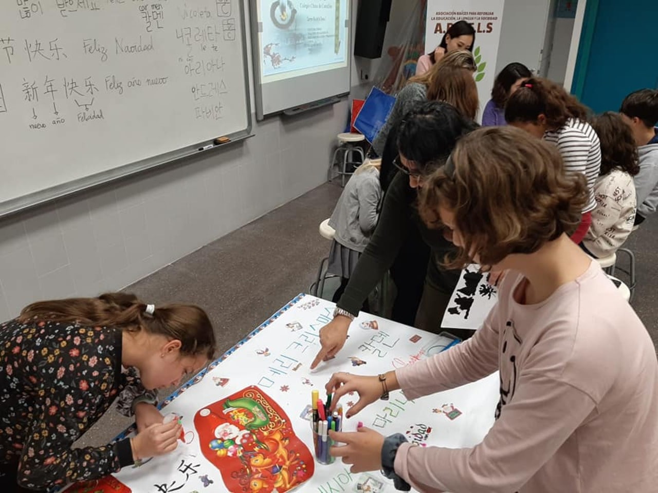 Mirela Bondoc îi învață pe copiii din Castellon să scrie frumos