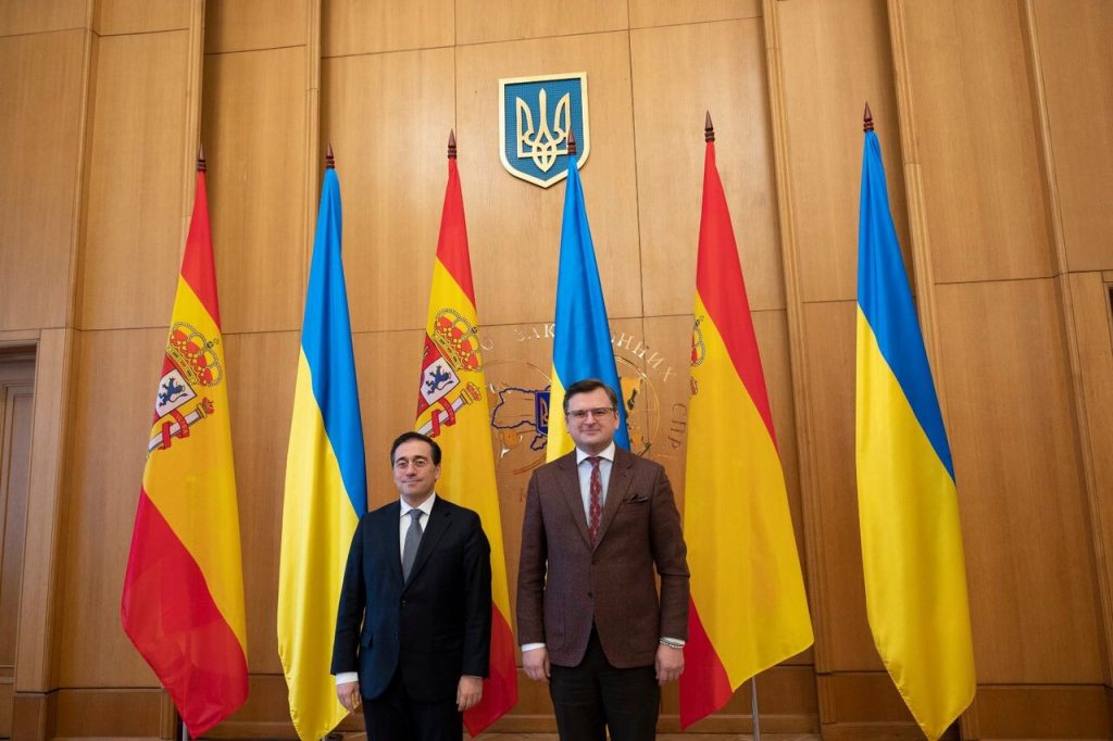Ministrul Spaniol de Externe, Jose Manuel Albares cu omologul ucrainean, Dimitri Kuleba. foto: tweet jmalbarps