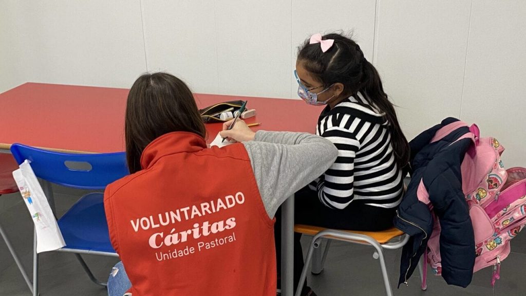Agent social Caritas vorbind cu un copil