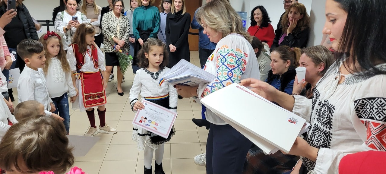 Copii români născuți în Spania au primit diplome de româncuța și Românași