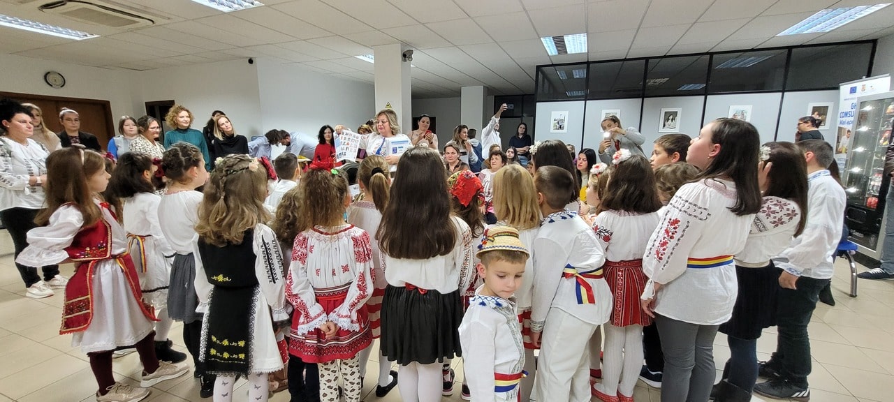 Copiii români născuți în Spania au sărbătorit Ziua României recitând poezii îmbrăcați în cele mai frumoase costume populare românești/ VIDEO și GALERIE FOTO