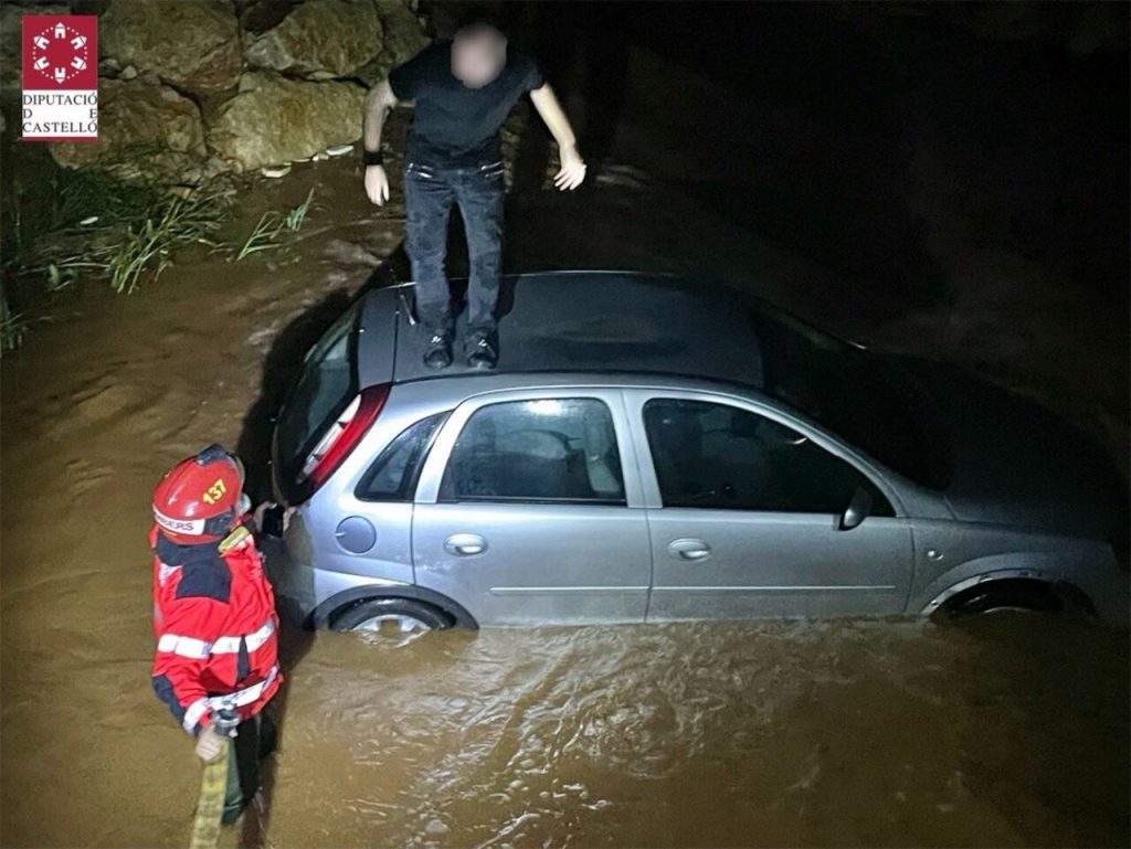 inundatii in castellon Oameni refugiați pe capote