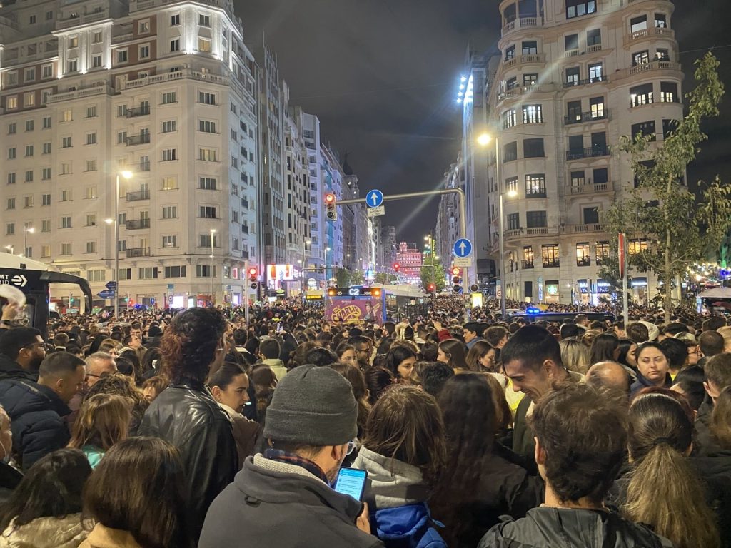 Zeci de mii de madrilen au venit să vadă luminile de crăciun din Madrid