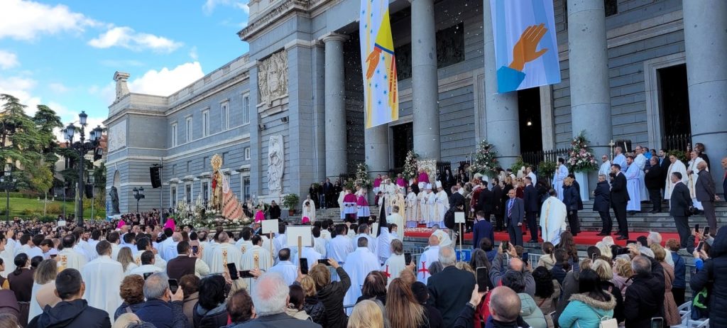 Sărbătoare în Madrid procesiune Fecioara Maria de Almudena români în Spania