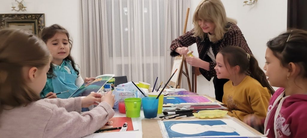 pictorița româncă din Madrid predă pictura desen
