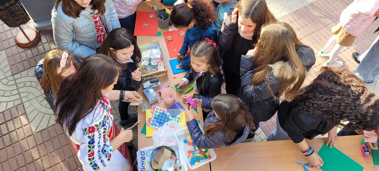 Atelierul de Mărțișor pentru copiii născuți în Spania. Zeci de copii din Oropesa, Spania, au învățat să facă mărțișoare.